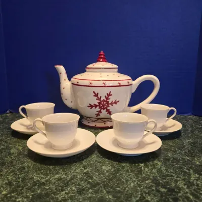 Christmas Teapot and Cups