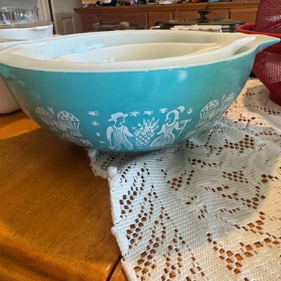 Pyrex Amish butterprint Cinderella mixing bowl in Turquoise blue and white