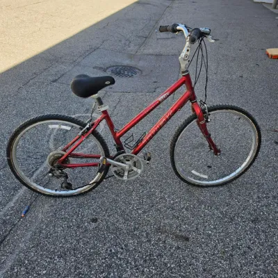 Red Trek Navigator 200 Women's Hybrid / Comfort Bike with 26-inch Wheels