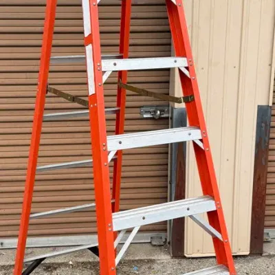 Werner Heavy-Duty Orange Fiberglass Stepladder