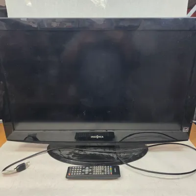 Insignia Flat-Panel LCD 32" Television w/ Power Cord and Remote