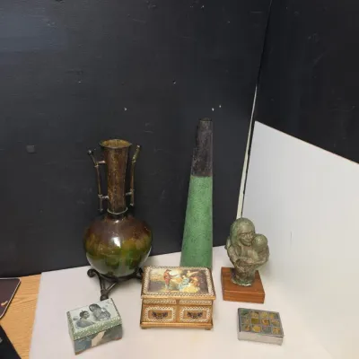 Decor Group incl. Handled Vase, Slag Glass Box and Figural Bust