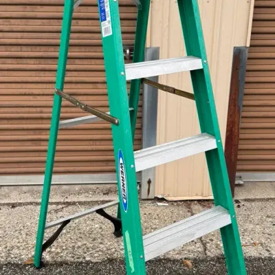 Werner Fiberglass Stepladder (Model FS206)