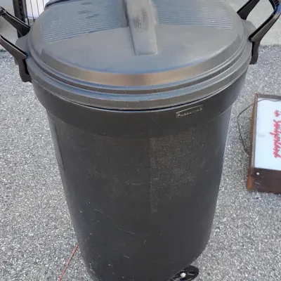 New Rubbermaid Trash Can with Locking Lid on Wheels
