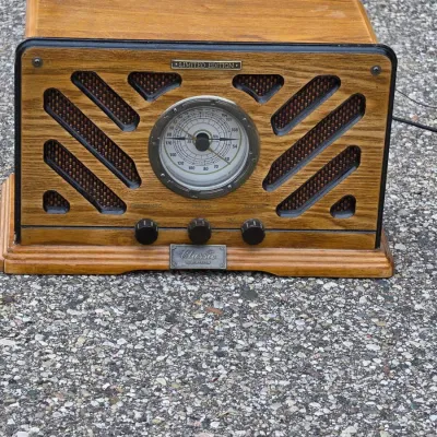 Vintage Classic Collectors Edition Model 9824 AM/FM Radio in Wood Cabinet