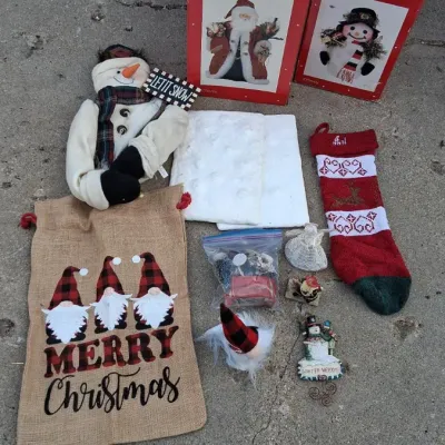 Sale Photo Thumbnail #34: Small Collection of Christmas Decorations and Figurines