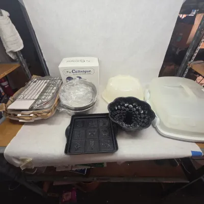 Sale Photo Thumbnail #88: Small Collection of Vintage Bakeware and Storage
