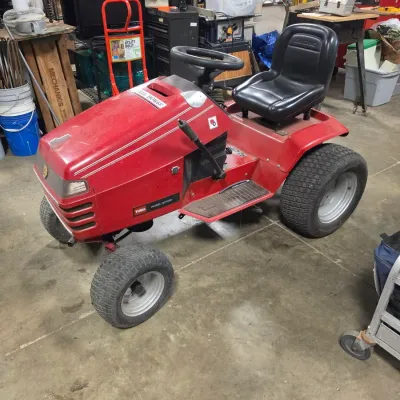 Toro Wheel Horse 266-H Lawn and Garden Tractor - more photos (1) - Lot 7312235