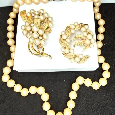 Sale Photo Thumbnail #142: Pennino & Trifari Gold Tone & Pearl Brooch