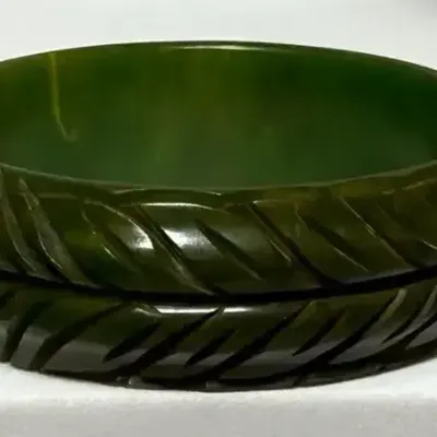 Sale Photo Thumbnail #18: Dark Green Bakelite Leaf Motif Bracelet