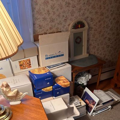 Sale Photo Thumbnail #122: Collection of Goebel Hummel collectible items, 