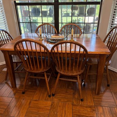 Charming table & 6 chairs.