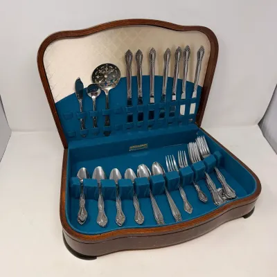 Sale Photo Thumbnail #25: Vintage Wm. Rogers & Son silverplate flatware set housed in a wooden presentation chest lined with teal felt.