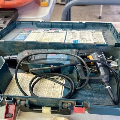 Sale Photo Thumbnail #4: Bosch Bulldog 11224VSR corded rotary hammer drill in original hard carrying case with auxiliary handle.