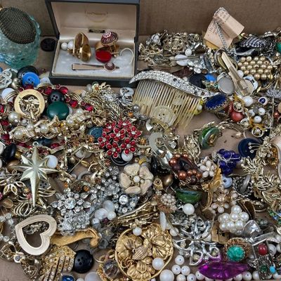 Sale Photo Thumbnail #391: Costume Jewelry & Vanity Items