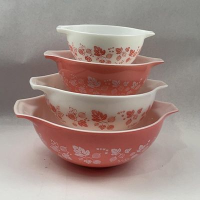 Sale Photo Thumbnail #210: Set 4 Pyrex Gooseberry Mixing Bowls