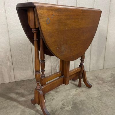 Sale Photo Thumbnail #332: Mahogany Gateleg Table