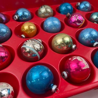 Sale Photo Thumbnail #144: Set 20 Shiny Brite Glass Ornaments