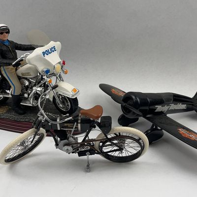Sale Photo Thumbnail #537: 3 Harley-Davidson Models & Figurine