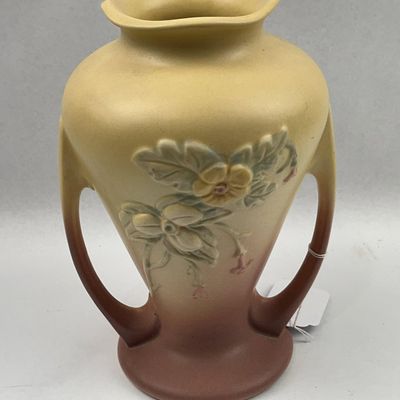 Sale Photo Thumbnail #162: Hull Pottery Wildflower Matte Vase