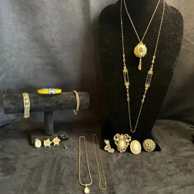 Vintage Costume Necklaces, Bracelets & Brooches