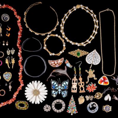 Sale Photo Thumbnail #487: Large Vintage & Modern Estate Costume Jewelry Lot