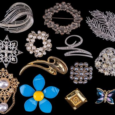 Sale Photo Thumbnail #468: Costume Brooches 12+