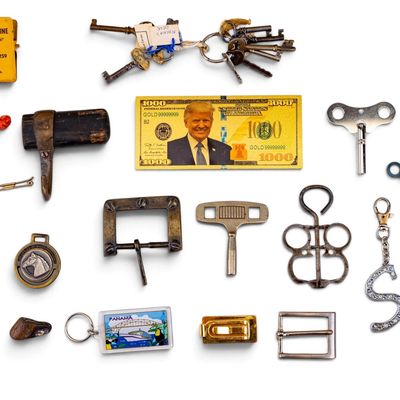 Sale Photo Thumbnail #337: Antique Skeleton Keys, Clock Keys, Keychains, More