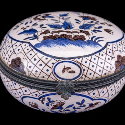 Sale Photo Thumbnail #296: Blue and White Porcelain Hinged Trinket Box