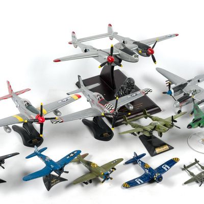 Sale Photo Thumbnail #153: 10 Model Planes incl Air Signature