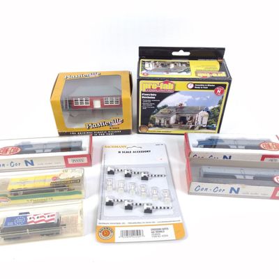 Sale Photo Thumbnail #252: N-Scale Engines, Cars, and Buildings