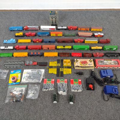Sale Photo Thumbnail #187: 38 Loose HO Gauge Trains Incl. Tyco & Santa Fe Engines