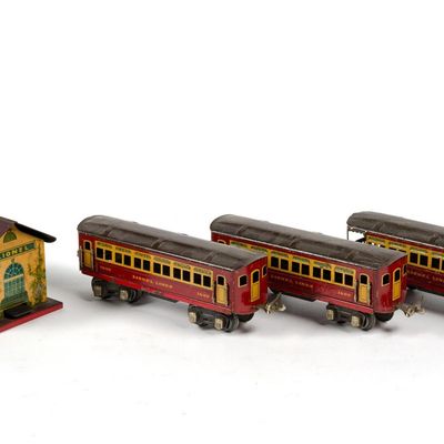 Sale Photo Thumbnail #70: Early Pre-War Lionel Passenger Cars & 48W Whistle Station