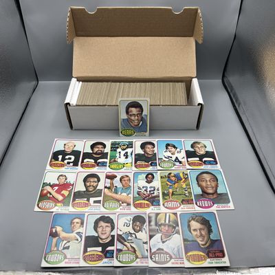 1976 Topps Football Complete Set w/ Walter Payton RC & Many Stars - Appears Mostly Mid Grade Condition w/ Some Exceptions