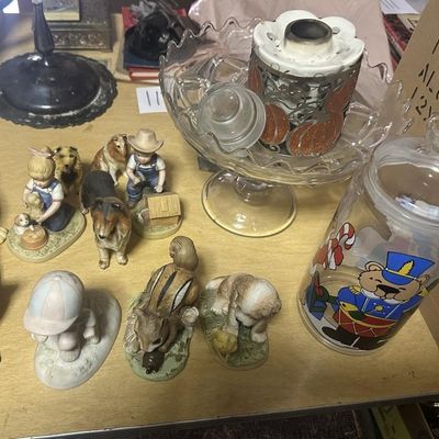 Sale Photo Thumbnail #112: Figurines and Glass Lot
