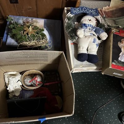 Sale Photo Thumbnail #115: Large Holiday Decorating Lot
