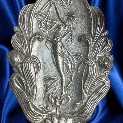 Sale Photo Thumbnail #205: 1 LARGE DIVISION ONE SILVER ART NOUVEAU DESIGN BUTTON