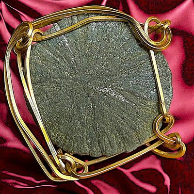 Sale Photo Thumbnail #362: A DIVISION THREE GEMSTONE SET IN GOLD