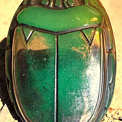 Sale Photo Thumbnail #147: A DIVISION ONE PICTORIAL GLASS BUTTON