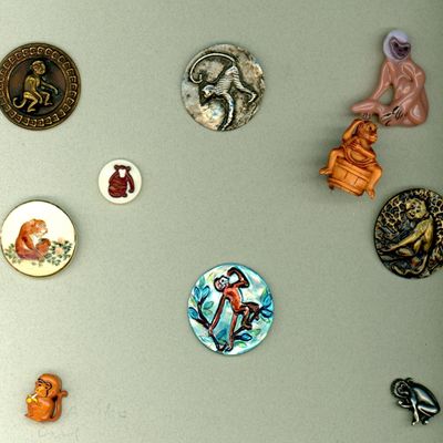Sale Photo Thumbnail #25: A SMALL CARD OF DIVISION 1 & 3 ANIMAL BUTTONS