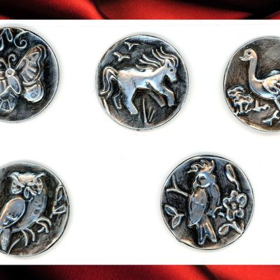 Sale Photo Thumbnail #252: A SMALL CARD OF DIVISION THREE PICTORIAL BUTTONS