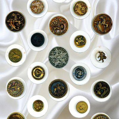 Sale Photo Thumbnail #18: A CARD OF DIVISION ONE PICTORIAL ANIMAL BUTTONS