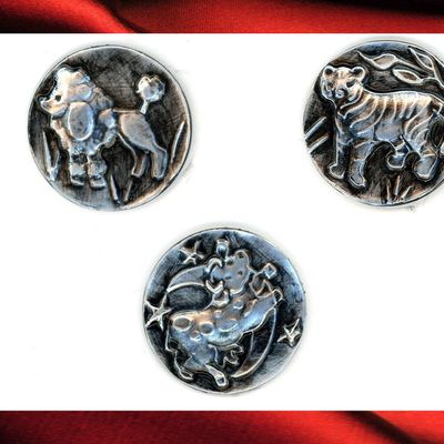 Sale Photo Thumbnail #437: A SMALL CARD OF DIVISION THREE PICTORIAL BUTTONS
