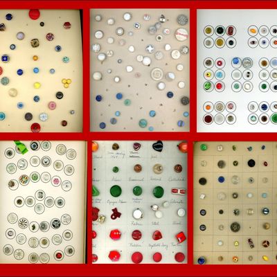 Sale Photo Thumbnail #126: 6 CARDS OF DIVISION 1 & 3 ASSORTED GLASS BUTTONS