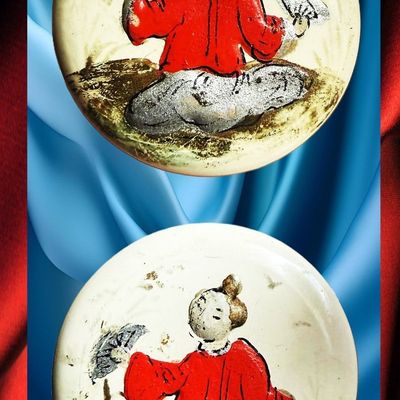 Sale Photo Thumbnail #344: A PAIR OF DIVISION ONE CASEIN PICTORIAL BUTTONS