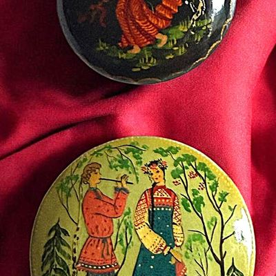 Sale Photo Thumbnail #370: A SMALL CARD OF DIVISION 3 RUSSIAN PICTORIAL BUTTONS