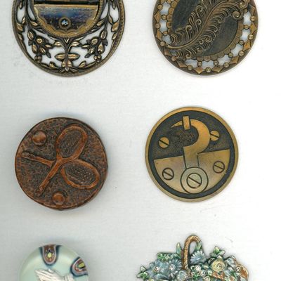 Sale Photo Thumbnail #314: A SMALL CARD OF DIVISION 1 & 3 OBJECT BUTTONS