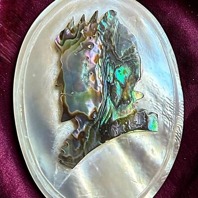 Sale Photo Thumbnail #280: A DIVISION THREE BETHLEHEM PEARL PROFILE HEAD BUTTON