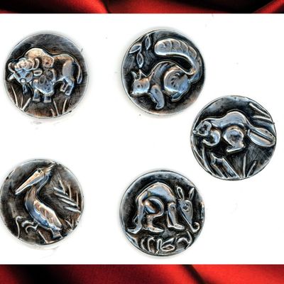 Sale Photo Thumbnail #171: A SMALL CARD OF DIVISION THREE PICTORIAL BUTTONS