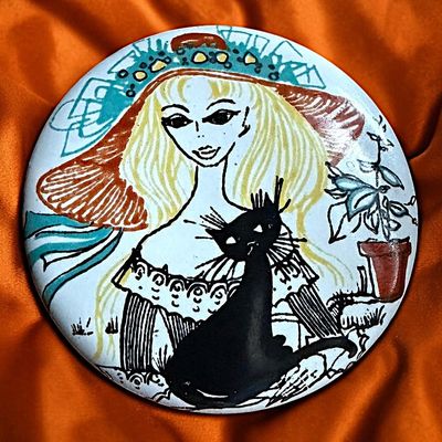Sale Photo Thumbnail #433: A DIVISION THREE PICTORIAL BUTTON WITH A CAT